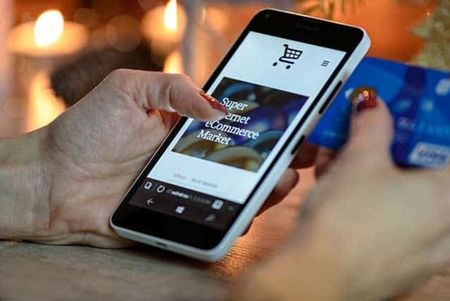 Estudiar e-commerce (comercio electrónico) - Estudiar e-commerce (comercio electrónico) - persona comprando a través del celular