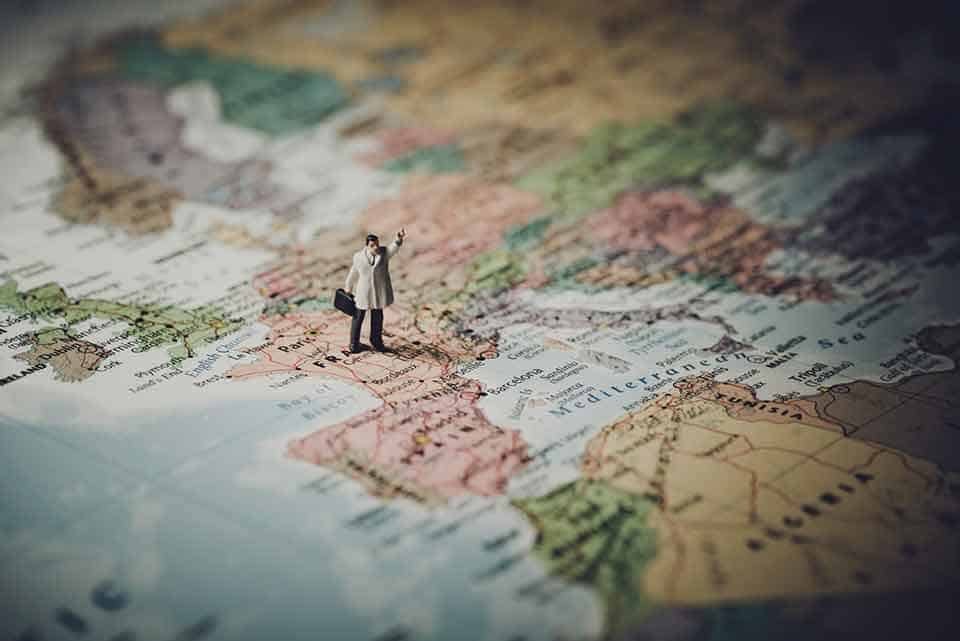Maestría en hotelería y turismo - mapa de europa, con un muñeco de plástico, ciudadano del mundo