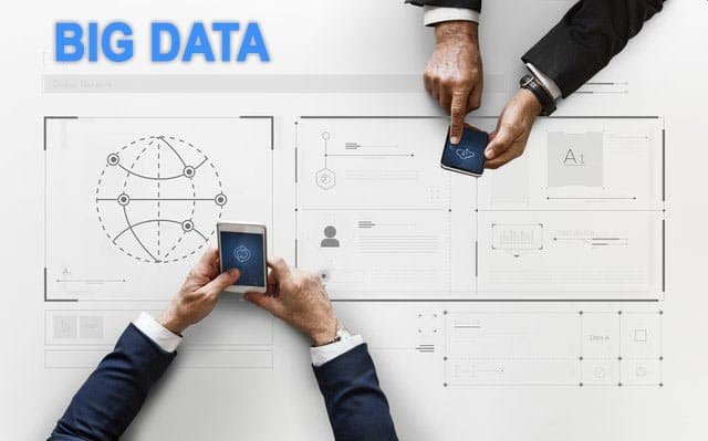 Por que Estudiar Big Data - expertos en big data revizando información y conectados con los celulares